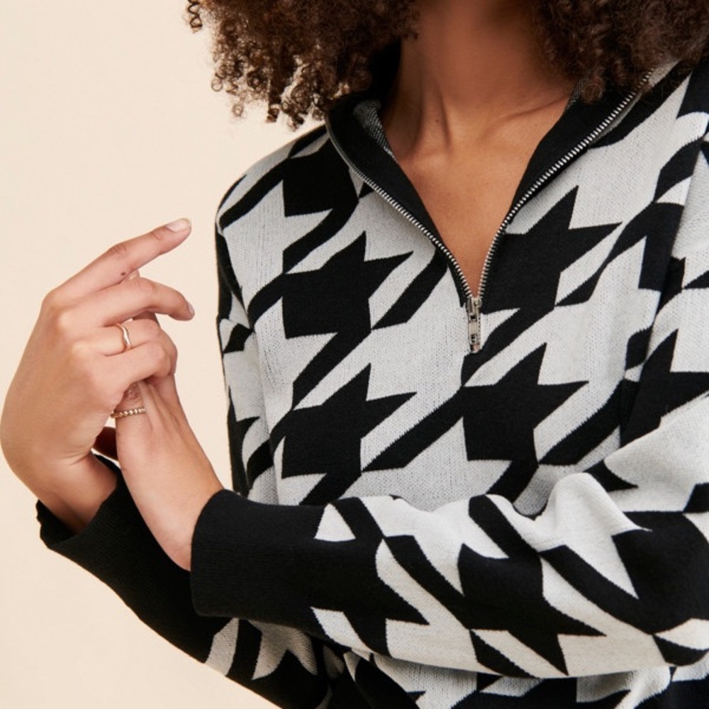 Vigoss Houndstooth Quarter-Zip Cropped Sweater - Size Medium - Black & Grey